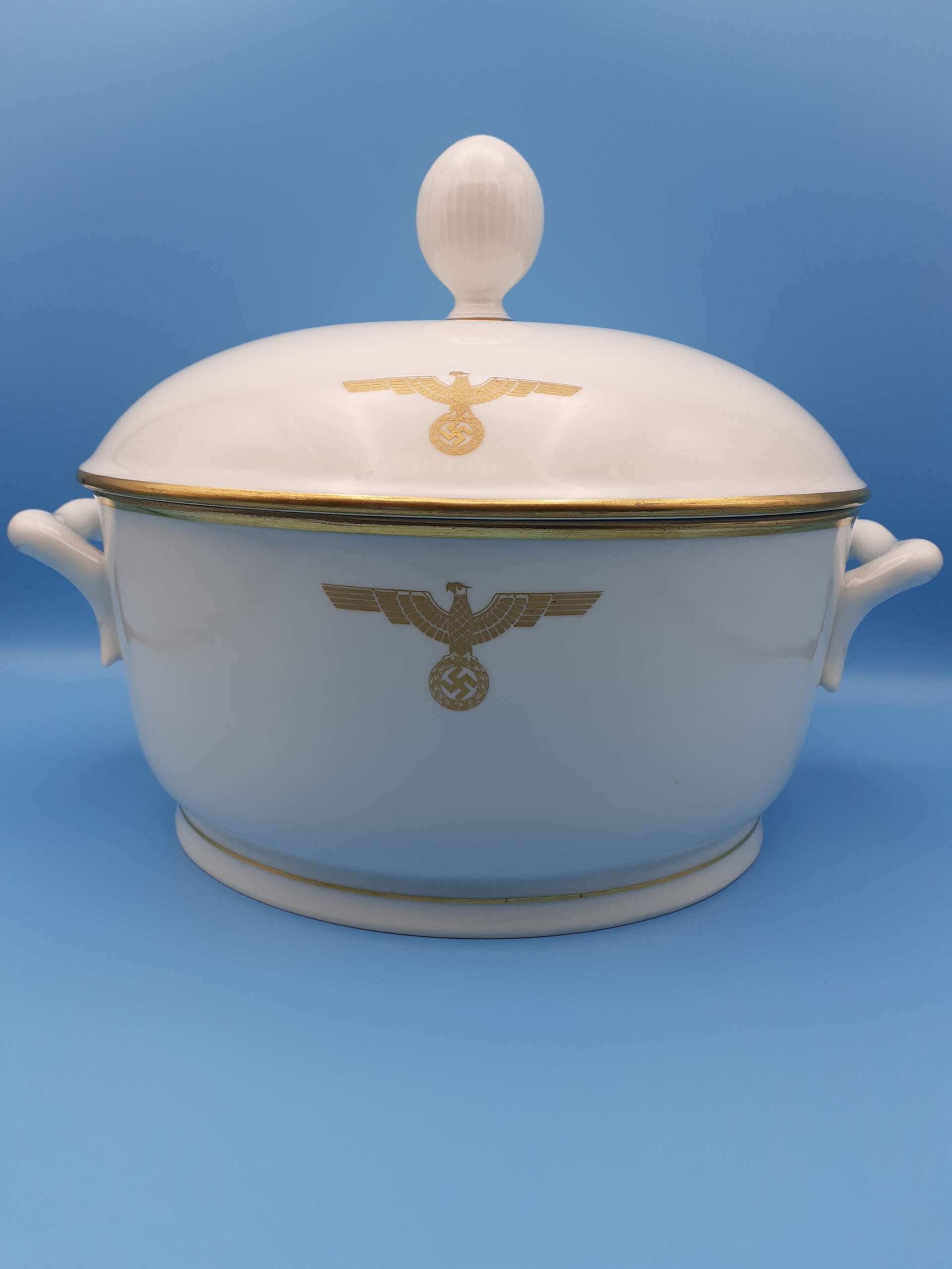 Nymphenburg Porcelain Lidded Soup Tureen from Adolf Hitler`s personal Formal Tableware at the Deutscher Hof - Image 9