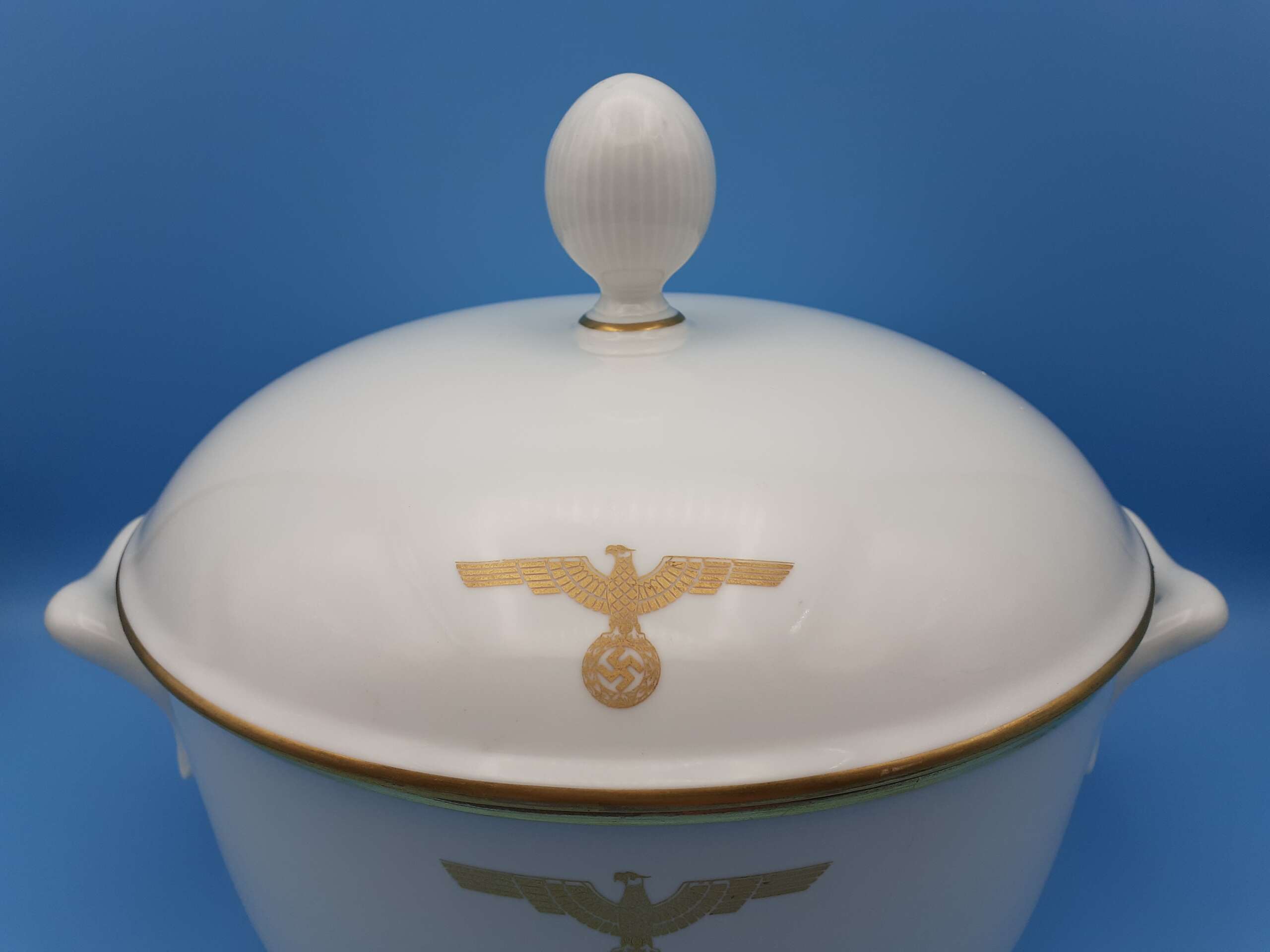 Nymphenburg Porcelain Lidded Soup Tureen from Adolf Hitler`s personal Formal Tableware at the Deutscher Hof - Image 10