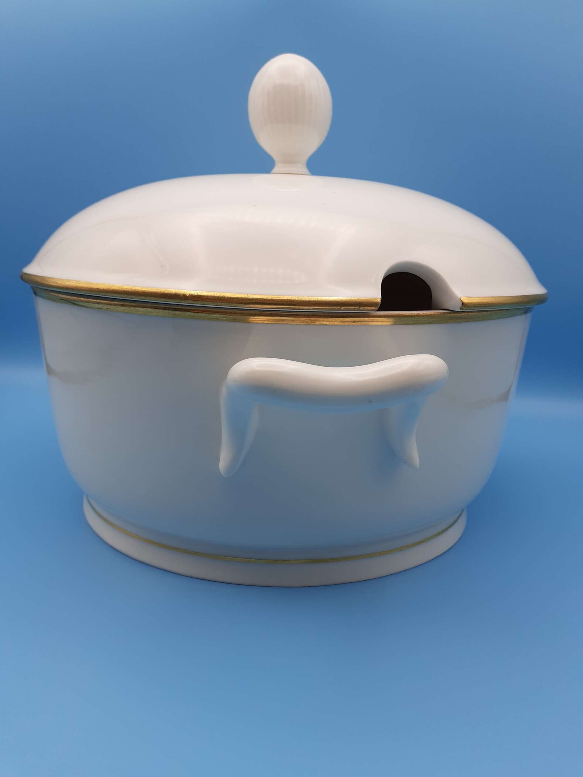 Nymphenburg Porcelain Lidded Soup Tureen from Adolf Hitler`s personal Formal Tableware at the Deutscher Hof - Image 14
