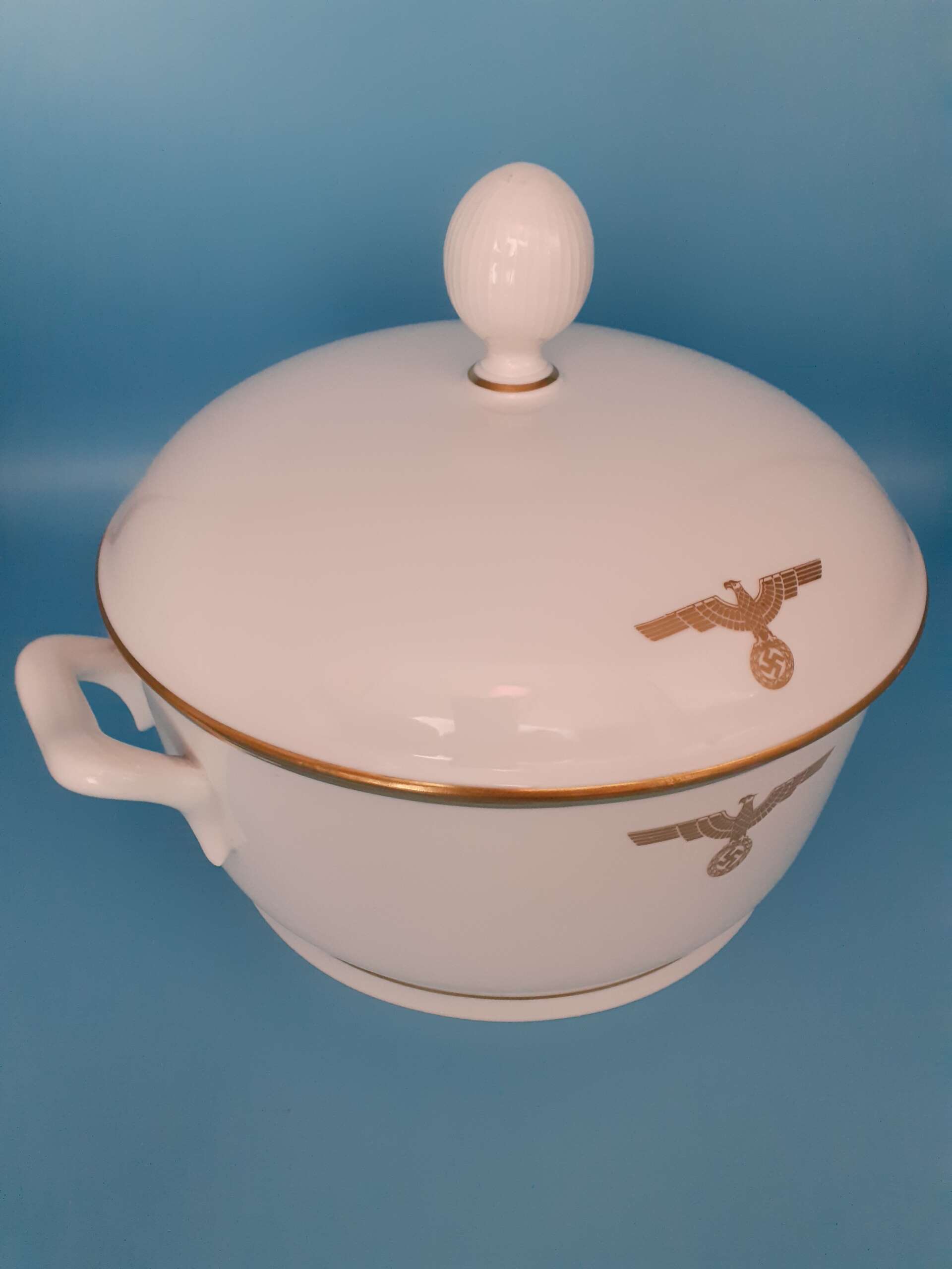 Nymphenburg Porcelain Lidded Soup Tureen from Adolf Hitler`s personal Formal Tableware at the Deutscher Hof - Image 3