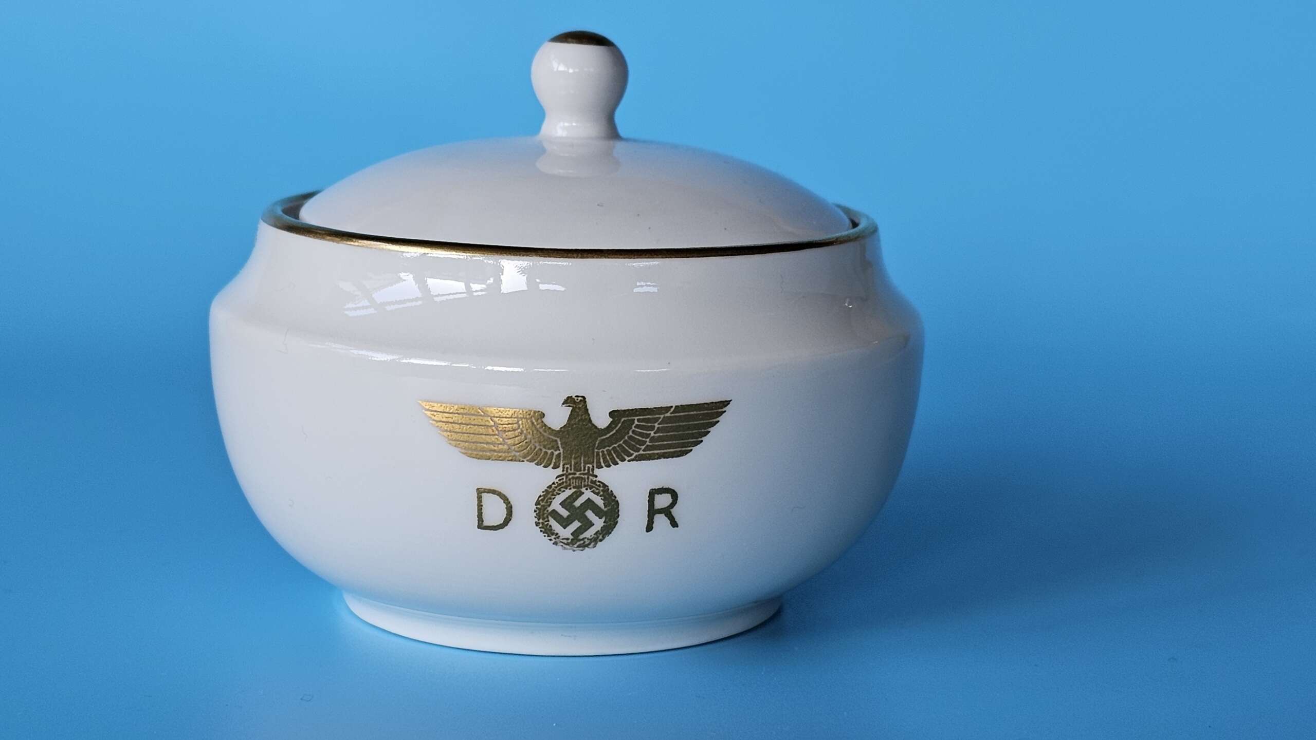 Nymphenburg Porcelain Lidded Sugar Bowl from Adolf Hitler's Sonderzug. - Image 2
