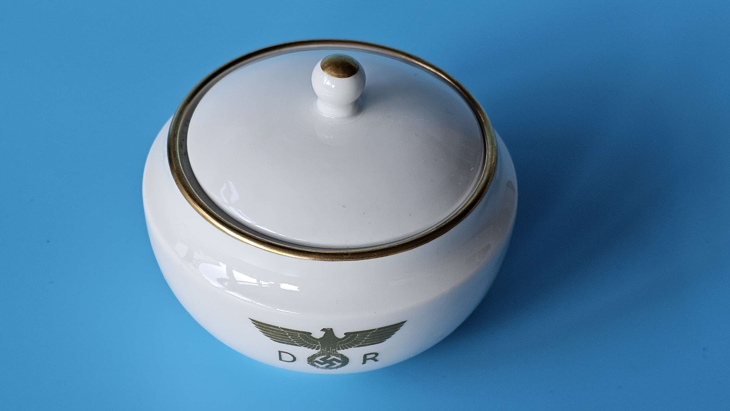 Nymphenburg Porcelain Lidded Sugar Bowl from Adolf Hitler's Sonderzug. - Image 3