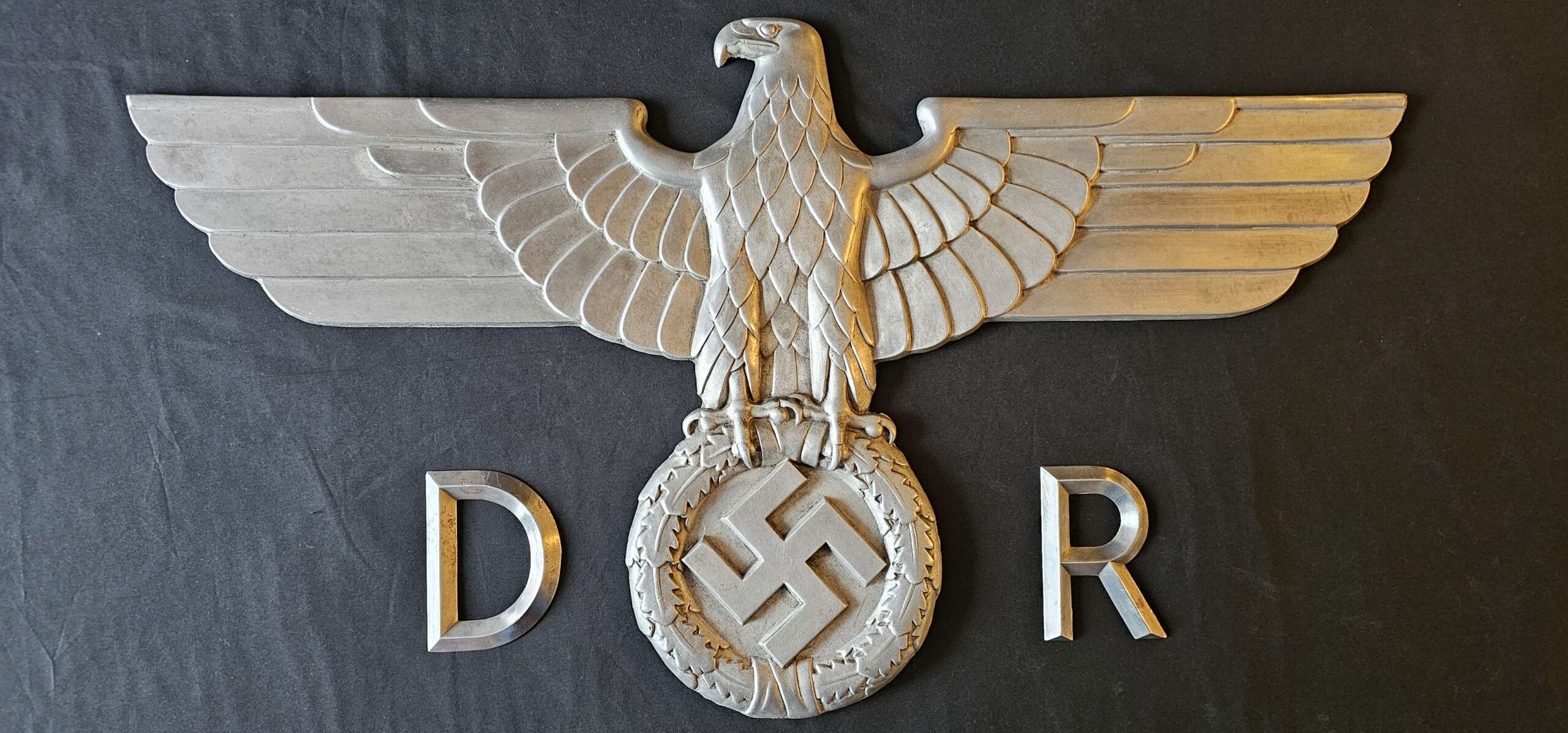 DEUTSCHE REICHSBAHN ADLER, 28,1/2″ (72.5cm) TRAIN EAGLE BY RHEINMETALL BORSIG, COMPLETE WITH IT'S ORIGINAL 'D' & 'R' LETTERS